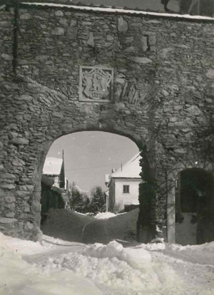 Das Schladminger Stadttor vor 1930 (Foto: Stadtarchiv Schladming)