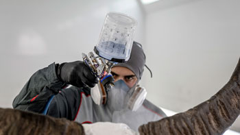  Bei der Firma MACO am Standort Trieben absolvierte der Künstler, der sich mehr als Handwerker sieht, eine Lehre zum Lackiertechniker. 2013/14 hat er  seine Meisterprüfung dort abgeschlossen und ist mittlerweile als Team- leiter für die Bereiche Lackiertechnik und Kunststofftechnik verantwortlich. (Foto: Guegerl Michael)