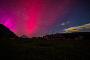 Polarlichter am Nachthimmel über der Hinteregger Alm in Liezen (Foto: Manuel Capellari | archiv.capellari.photo)